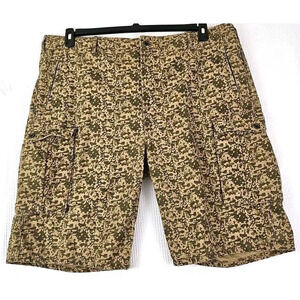 Levi’s Cargo Shorts Men’s Size 42 Camo Beige/Green 100% Cotton Cargo Shorts.
